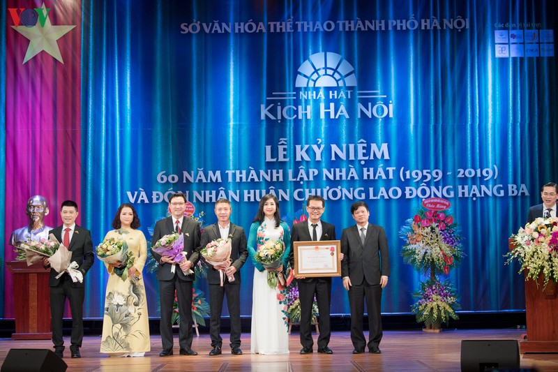 nha hat kich ha noi ky niem 60 nam thanh lap va don huan chuong lao dong hinh 2