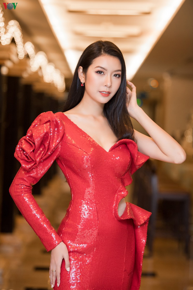 a hau thuy van rang ro lam mc tai "vu khuc anh sang - countdown 2020" hinh 3