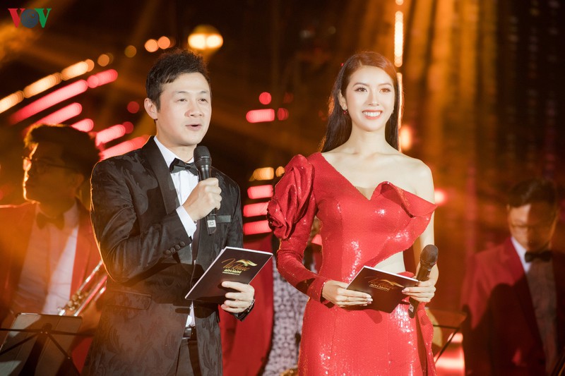 a hau thuy van rang ro lam mc tai "vu khuc anh sang - countdown 2020" hinh 9