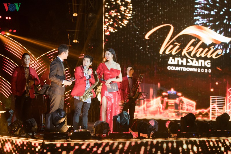 a hau thuy van rang ro lam mc tai "vu khuc anh sang - countdown 2020" hinh 11