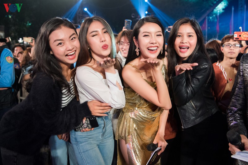 a hau thuy van rang ro lam mc tai "vu khuc anh sang - countdown 2020" hinh 13