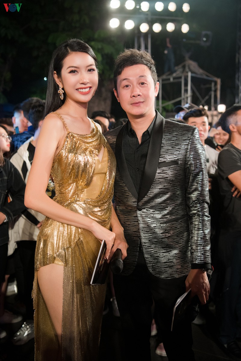 a hau thuy van rang ro lam mc tai "vu khuc anh sang - countdown 2020" hinh 12