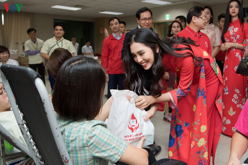 hoa hau do my linh, tieu vy lan toa ngay "chu nhat do" dip cuoi nam hinh 14