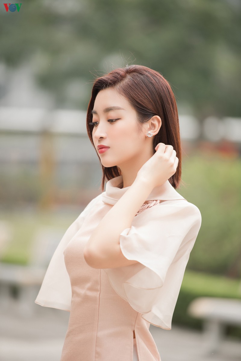 hoa hau do my linh, tieu vy lan toa ngay "chu nhat do" dip cuoi nam hinh 8