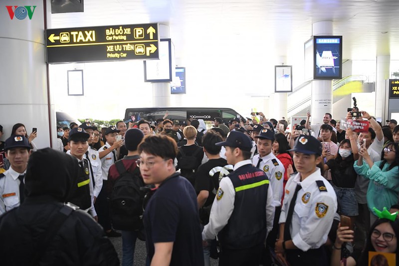 nhom nct127 than thien vay tay chao fan khi vua "do bo" den ha noi hinh 4