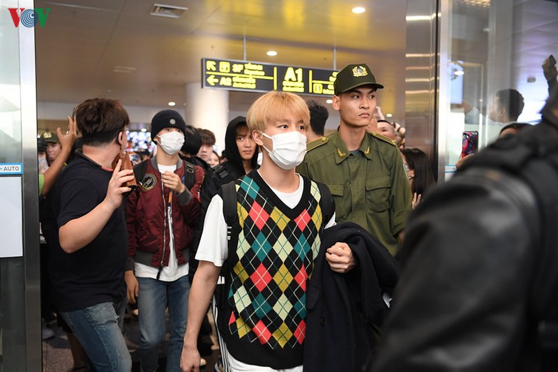 nhom nct127 than thien vay tay chao fan khi vua "do bo" den ha noi hinh 5