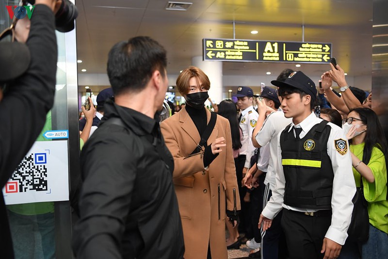 nhom nct127 than thien vay tay chao fan khi vua "do bo" den ha noi hinh 7