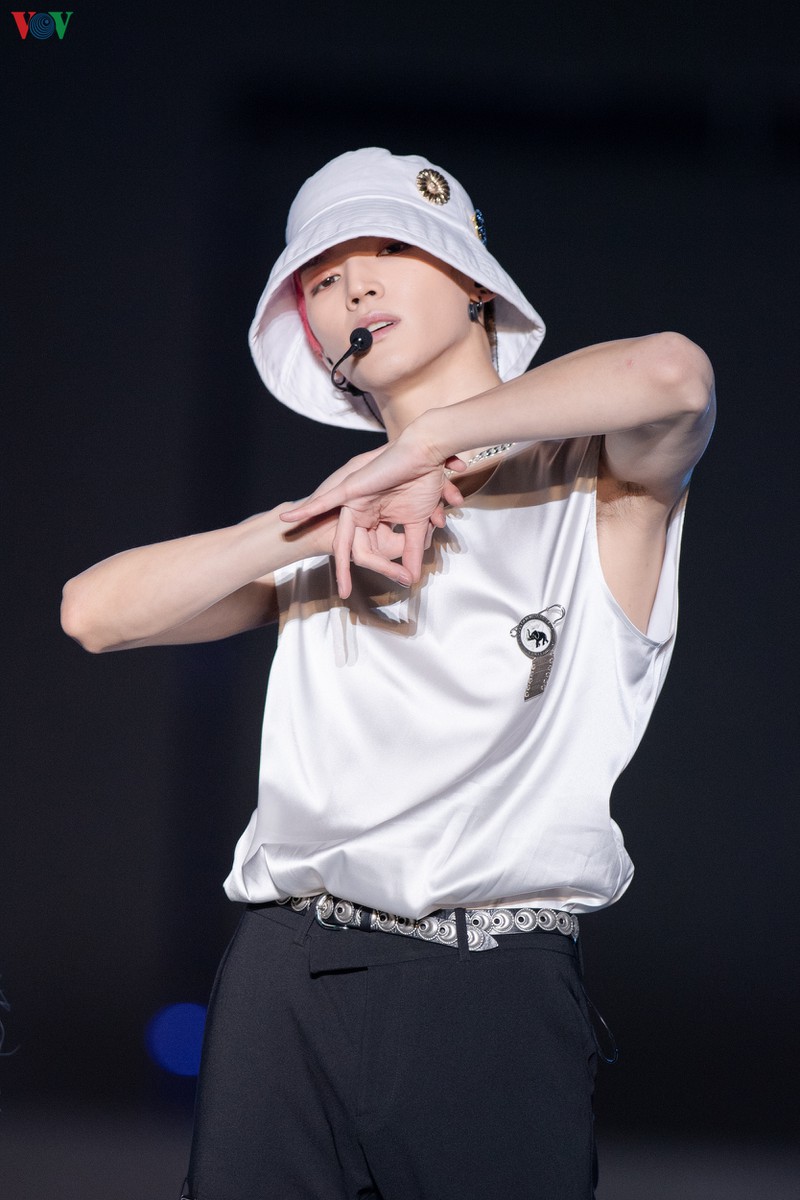 nhom nhac nct 127 bieu dien "cuc xung" duoi troi mua ha noi hinh 3