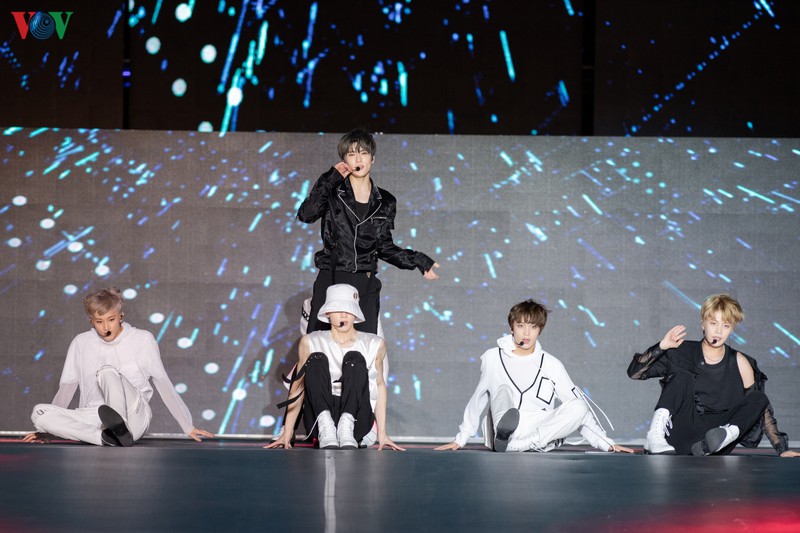 nhom nhac nct 127 bieu dien "cuc xung" duoi troi mua ha noi hinh 1