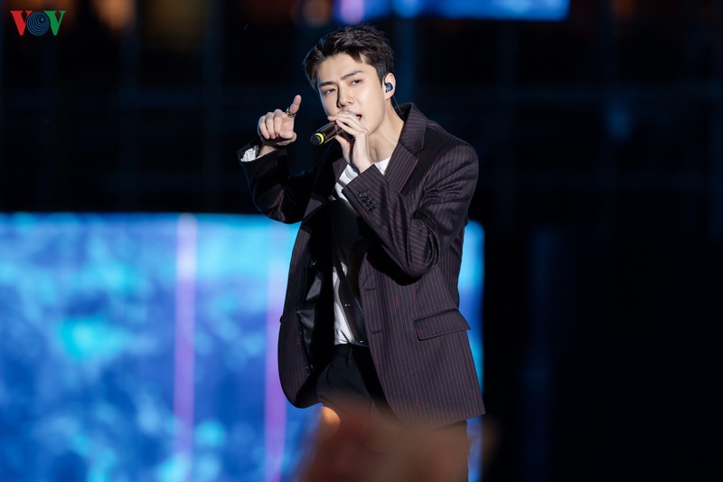 exo chanyeol doi non la, sehun chia se rat nho viet nam tai k-pop super concert hinh 2