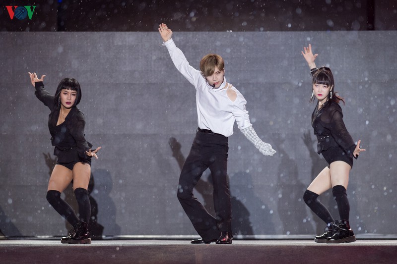 taemin me hoac nguoi ham mo voi man trinh dien dinh cao tai k-pop super concert hinh 2