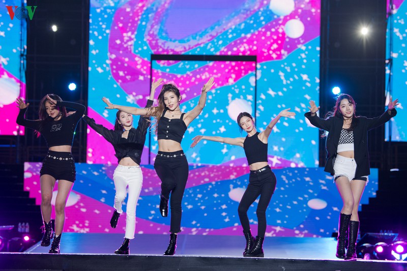 toc tien va dan my nhan han quoc "dot chay" k-pop super concert hinh 17