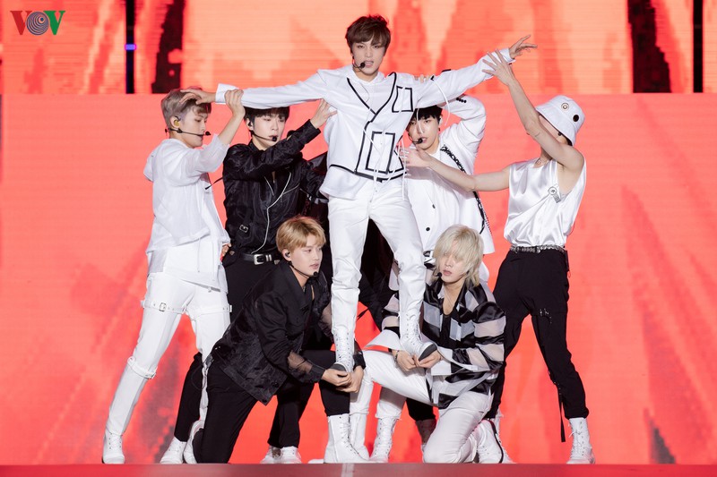 nhom nhac nct 127 bieu dien "cuc xung" duoi troi mua ha noi hinh 16