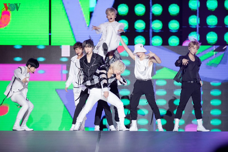 nhom nhac nct 127 bieu dien "cuc xung" duoi troi mua ha noi hinh 14