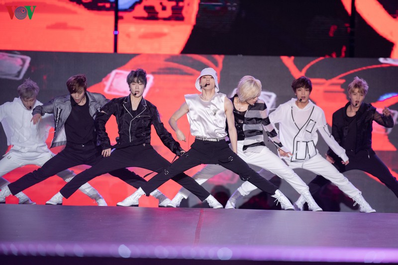 nhom nhac nct 127 bieu dien "cuc xung" duoi troi mua ha noi hinh 12
