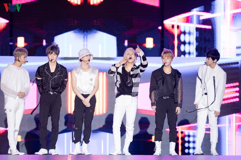 nhom nhac nct 127 bieu dien "cuc xung" duoi troi mua ha noi hinh 9