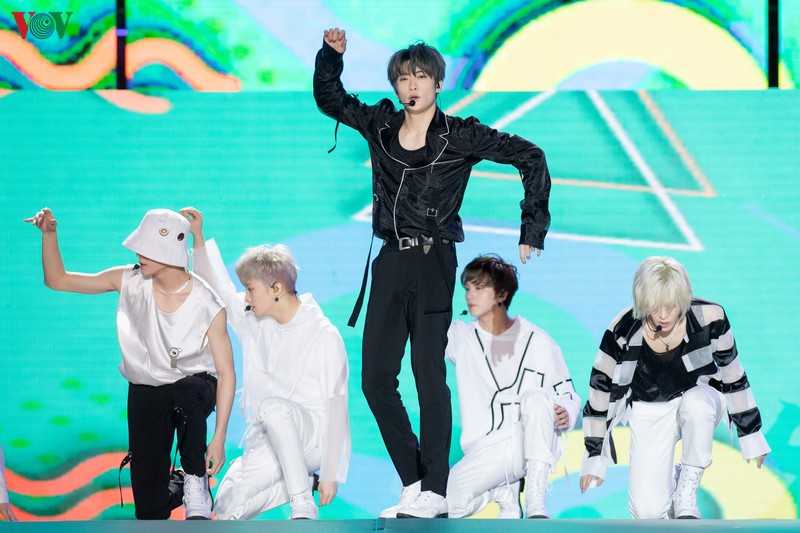 nhom nhac nct 127 bieu dien "cuc xung" duoi troi mua ha noi hinh 8
