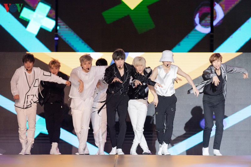 nhom nhac nct 127 bieu dien "cuc xung" duoi troi mua ha noi hinh 7