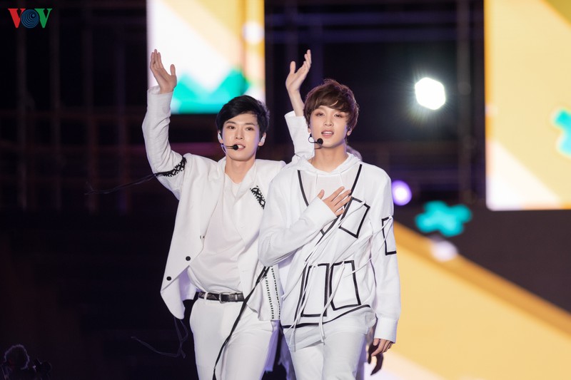 nhom nhac nct 127 bieu dien "cuc xung" duoi troi mua ha noi hinh 5