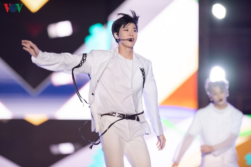 nhom nhac nct 127 bieu dien "cuc xung" duoi troi mua ha noi hinh 4