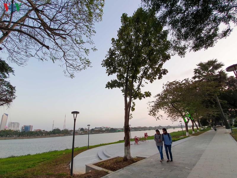 anh: hue lang man hon voi duong di bo hai bo song huong hinh 1
