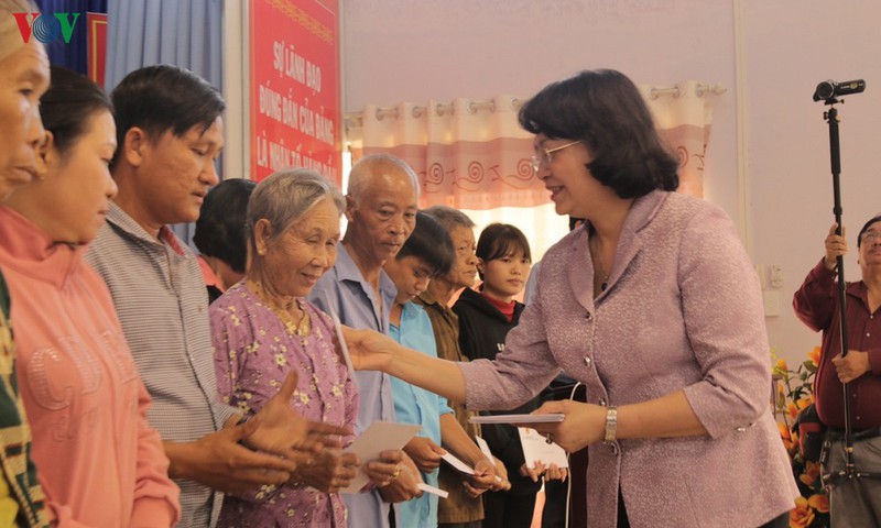 pho chu tich nuoc tham tang qua tet gia dinh chinh sach o long an hinh 1