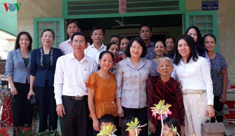 pho chu tich nuoc tham tang qua tet gia dinh chinh sach o long an hinh 4