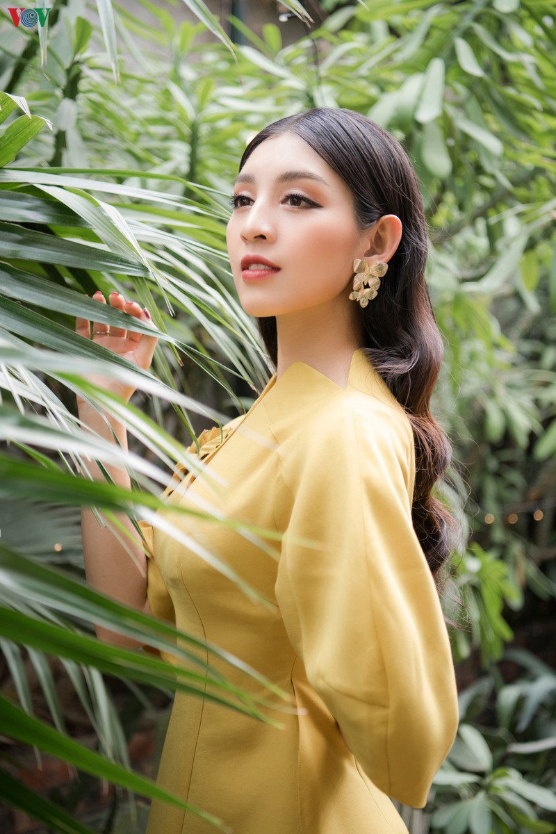 top 10 hoa hau viet nam – le thanh tu  tu van cach chon ao dai ngay xuan hinh 14