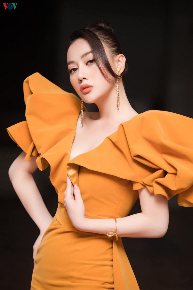 gu thoi trang ngay cang ho bao cua dien vien phuong oanh hinh 9