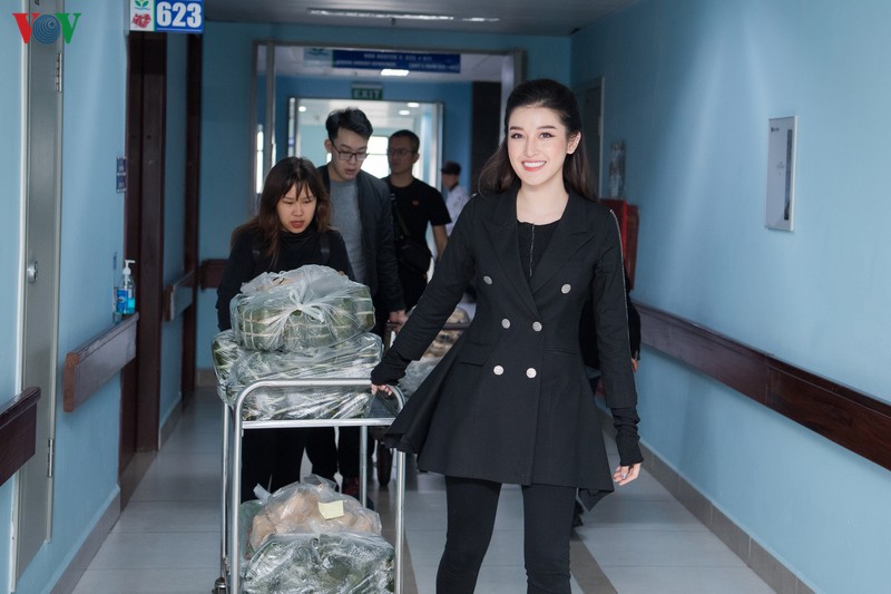 a hau huyen my mang tet gan va am ap hon voi cac benh nhi hinh 6