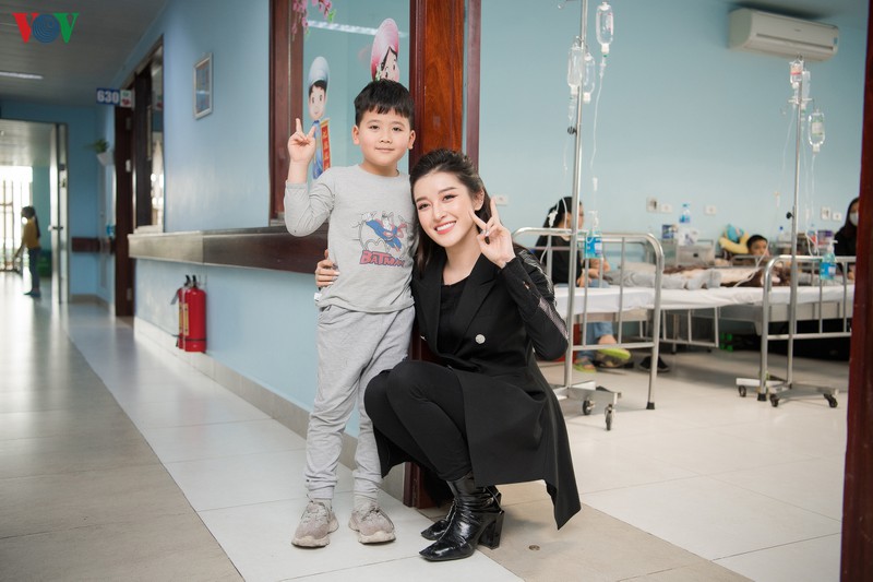 a hau huyen my mang tet gan va am ap hon voi cac benh nhi hinh 14