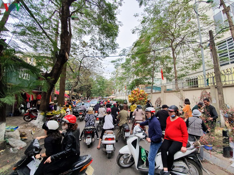 nguoi dan thu do tat bat mua sam chieu 29 tet hinh 1