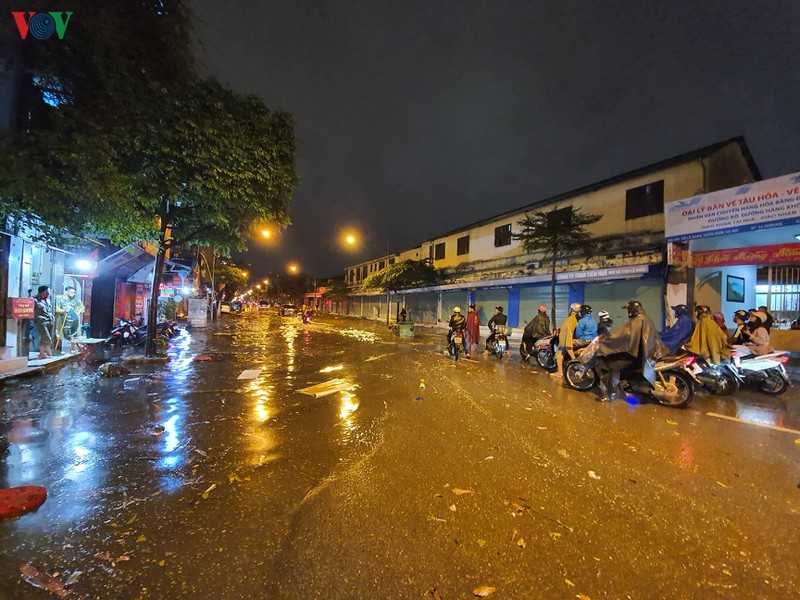 nguoi ha noi loi nuoc di don giao thua sau tran mua lon bat ngo hinh 5