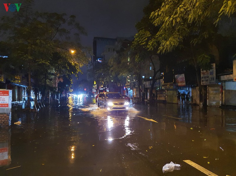 nguoi ha noi loi nuoc di don giao thua sau tran mua lon bat ngo hinh 10