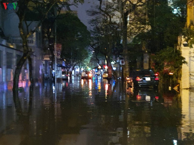nguoi ha noi loi nuoc di don giao thua sau tran mua lon bat ngo hinh 9