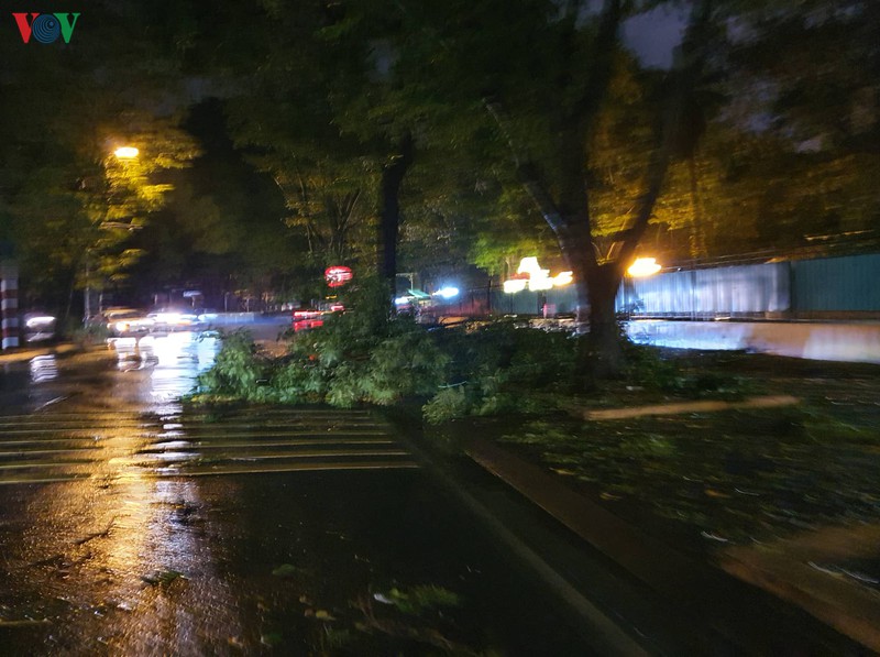 nguoi ha noi loi nuoc di don giao thua sau tran mua lon bat ngo hinh 13
