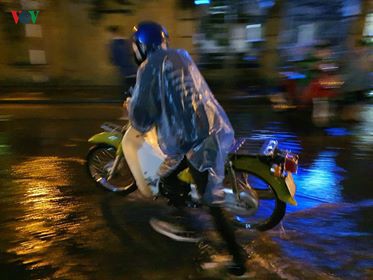 nguoi ha noi loi nuoc di don giao thua sau tran mua lon bat ngo hinh 12