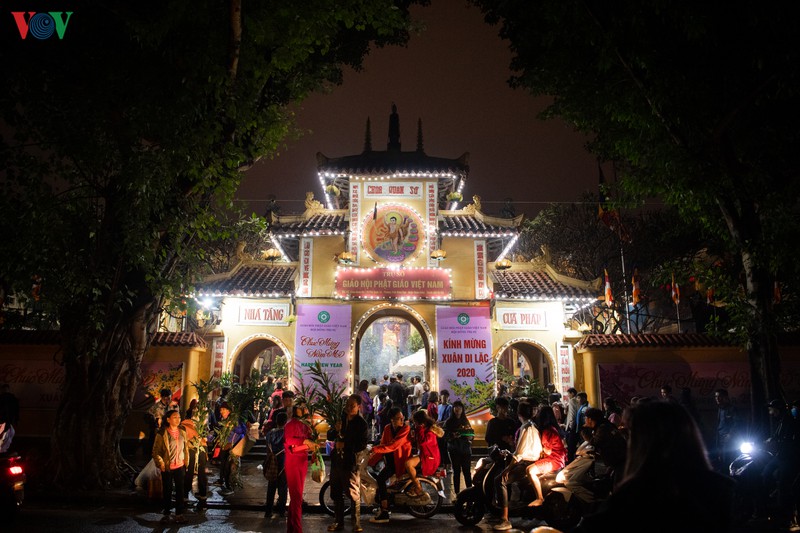 nguoi dan thu do di chua le phat dem giao thua hinh 1