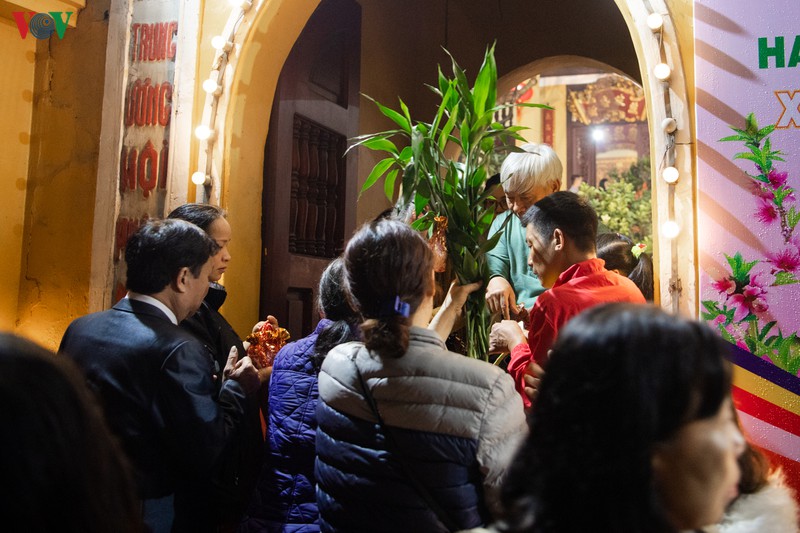 nguoi dan thu do di chua le phat dem giao thua hinh 2