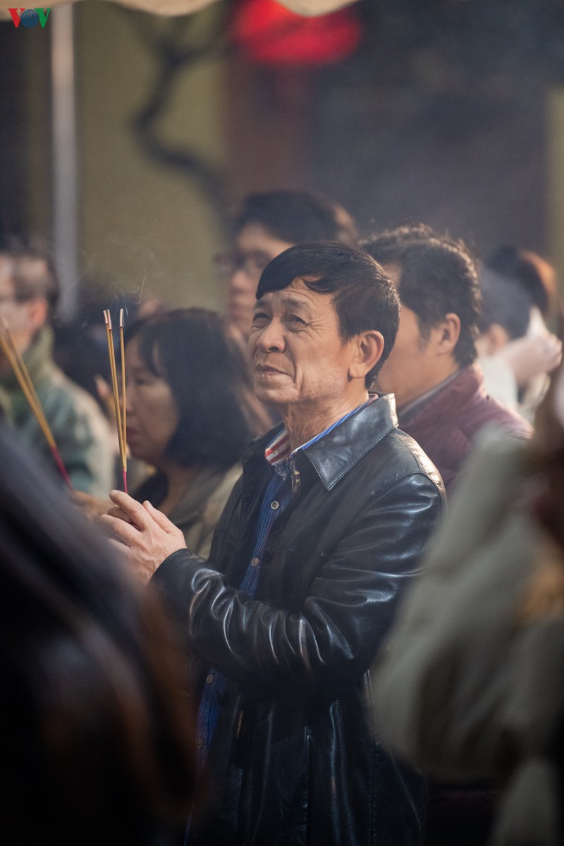 nguoi dan thu do di chua le phat dem giao thua hinh 8