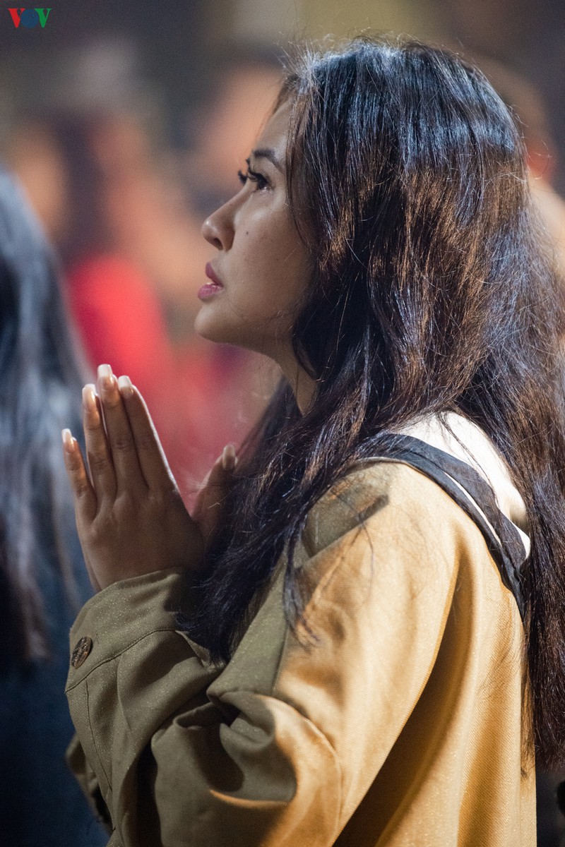 nguoi dan thu do di chua le phat dem giao thua hinh 10