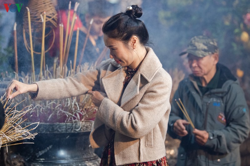 nguoi dan thu do di chua le phat dem giao thua hinh 6