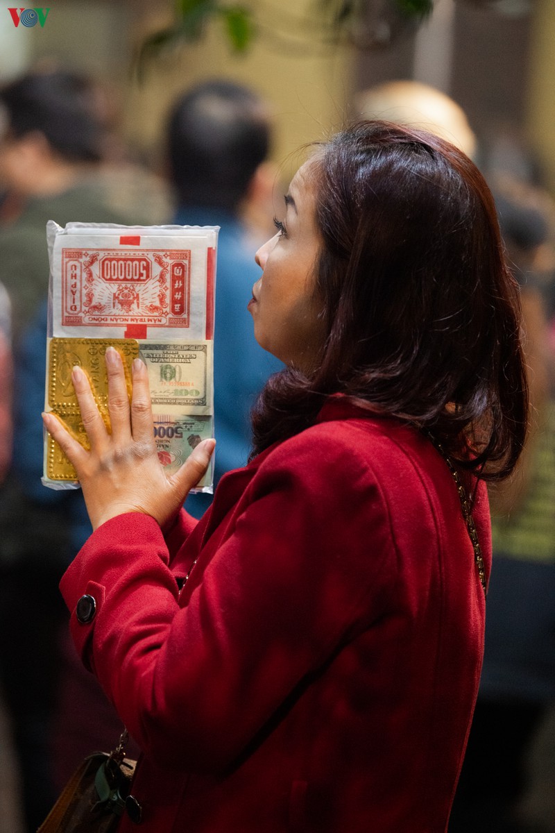 nguoi dan thu do di chua le phat dem giao thua hinh 12