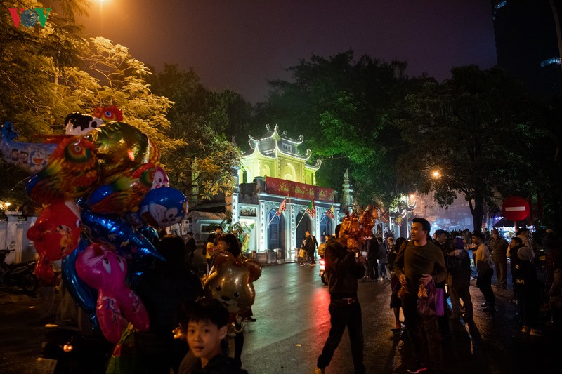 nguoi dan thu do di chua le phat dem giao thua hinh 14