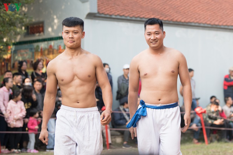trai lang thuy linh coi tran khoe than hinh vam vo tai le hoi vat cau hinh 4