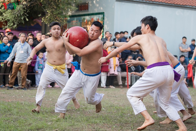 trai lang thuy linh coi tran khoe than hinh vam vo tai le hoi vat cau hinh 16