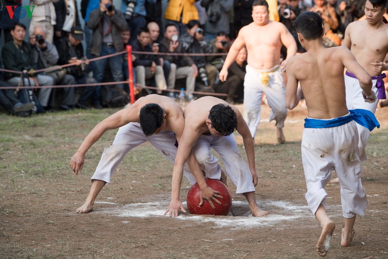 trai lang thuy linh coi tran khoe than hinh vam vo tai le hoi vat cau hinh 19