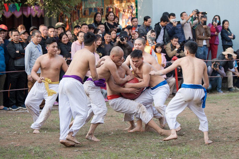 trai lang thuy linh coi tran khoe than hinh vam vo tai le hoi vat cau hinh 7