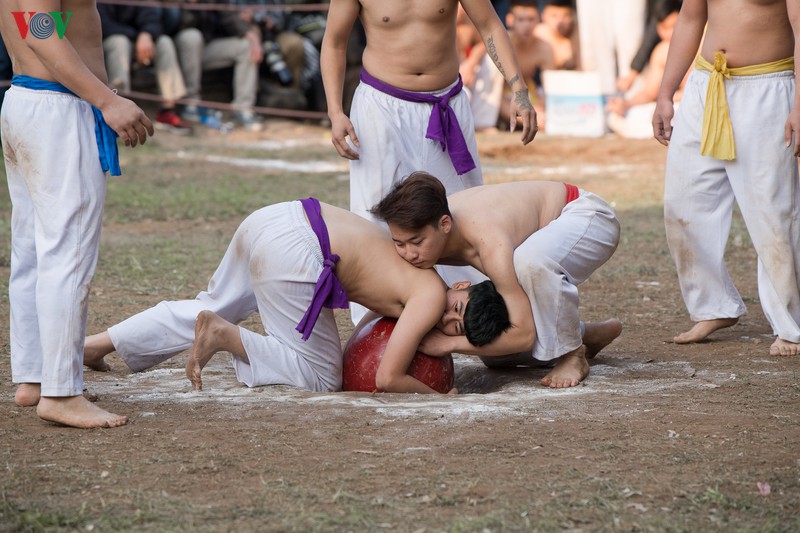 trai lang thuy linh coi tran khoe than hinh vam vo tai le hoi vat cau hinh 8