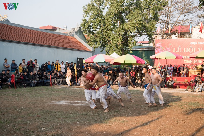 trai lang thuy linh coi tran khoe than hinh vam vo tai le hoi vat cau hinh 14